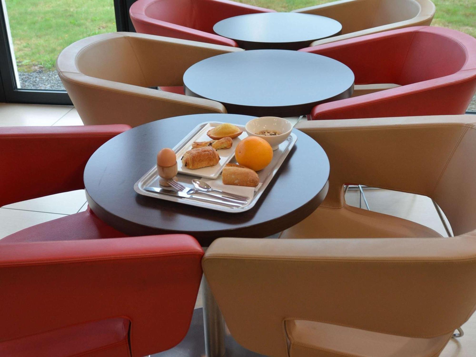 Hotel Ibis Guingamp Coeur De Bretagne Ploumagoar エクステリア 写真