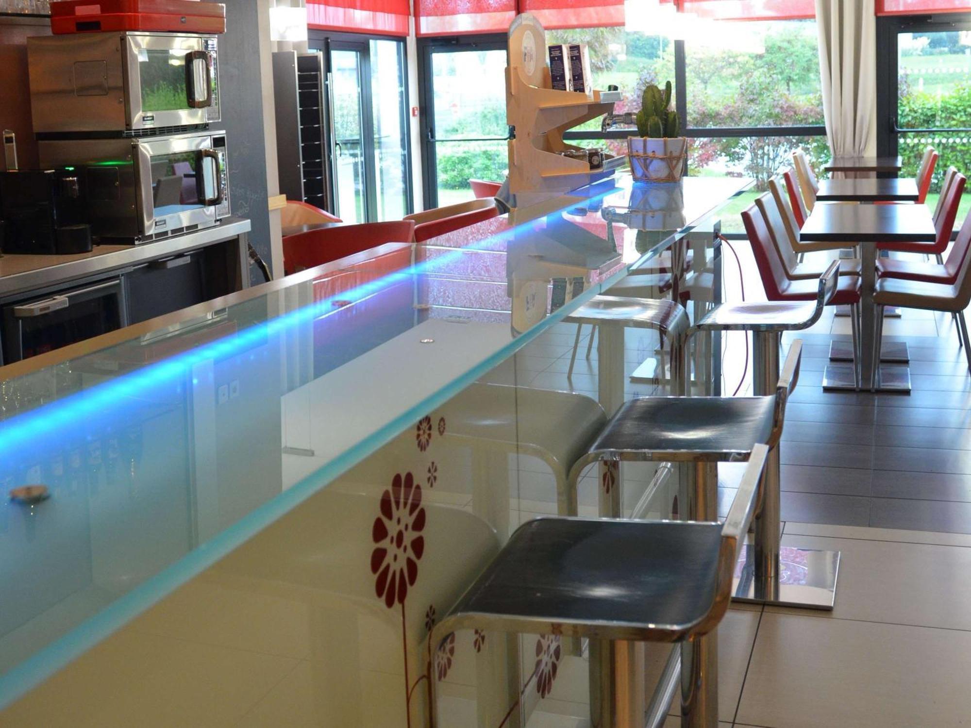 Hotel Ibis Guingamp Coeur De Bretagne Ploumagoar エクステリア 写真