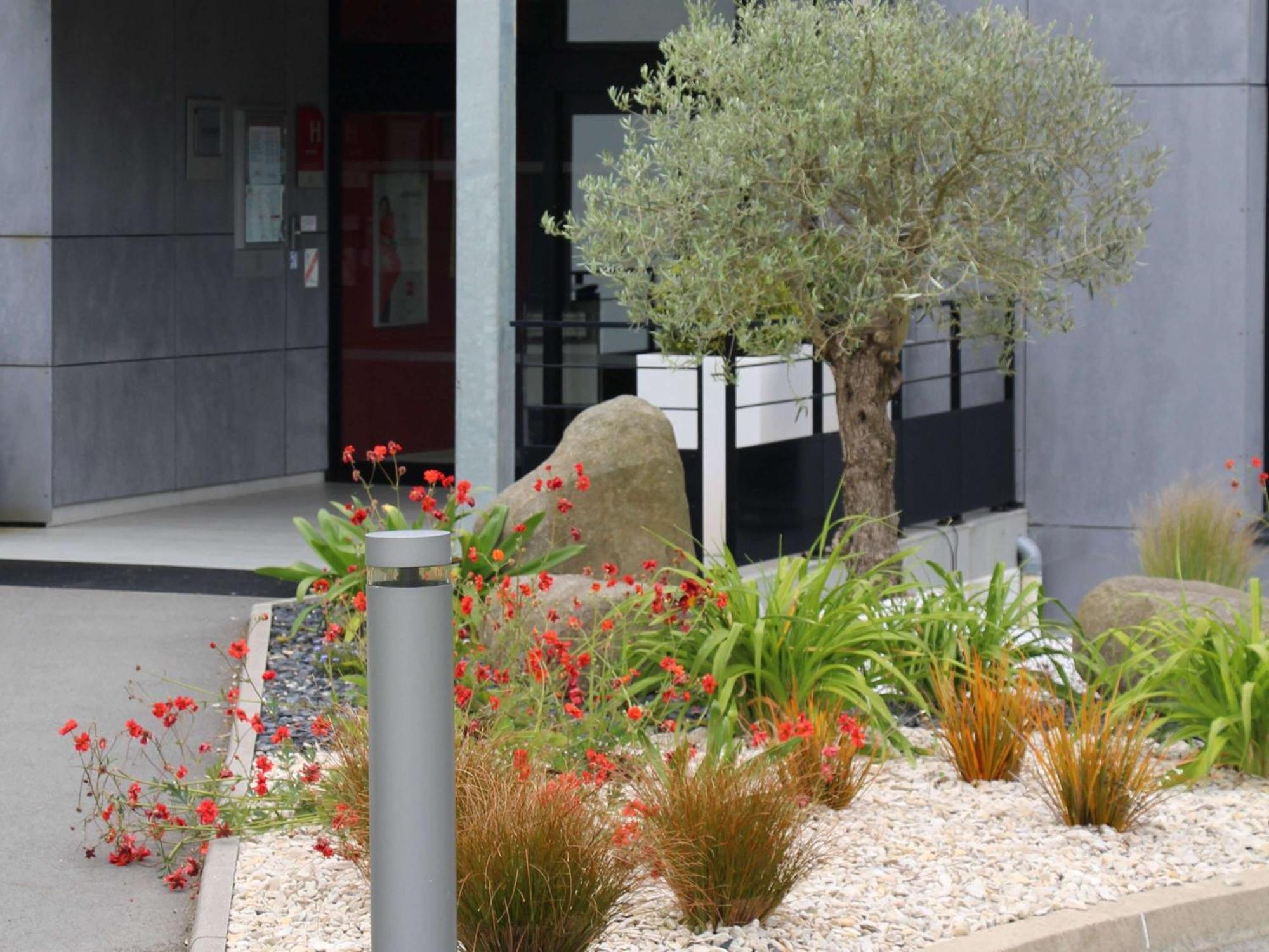 Hotel Ibis Guingamp Coeur De Bretagne Ploumagoar エクステリア 写真