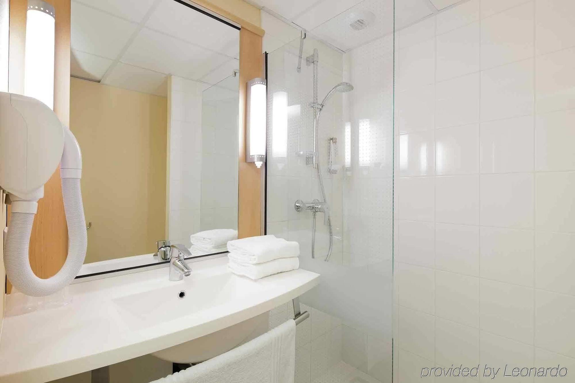 Hotel Ibis Guingamp Coeur De Bretagne Ploumagoar 部屋 写真