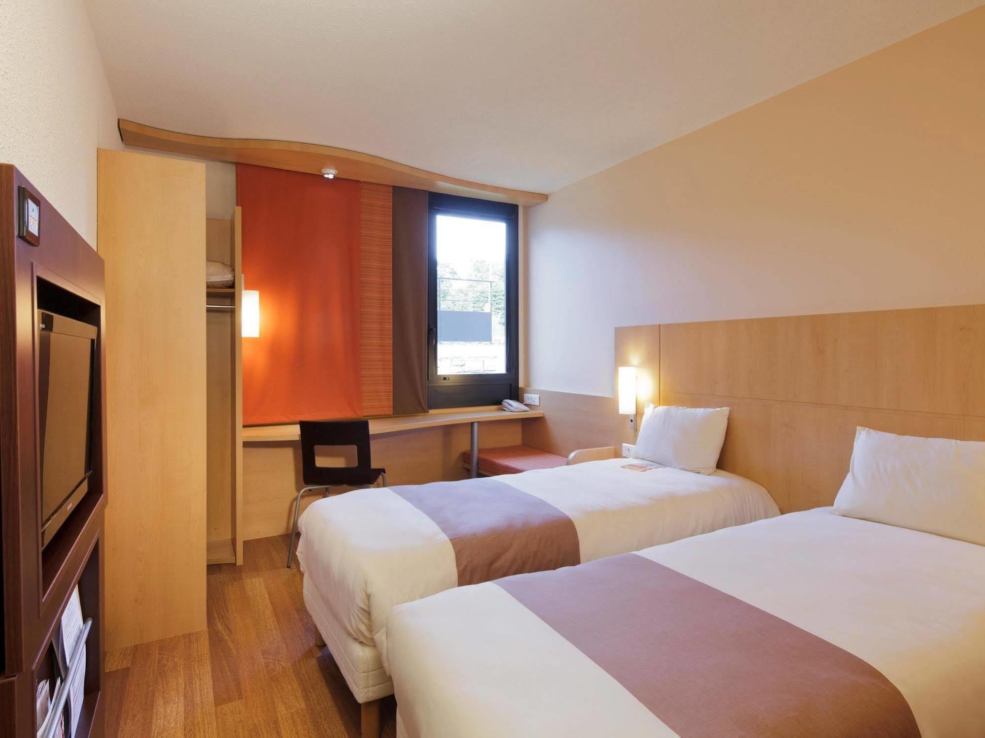 Hotel Ibis Guingamp Coeur De Bretagne Ploumagoar エクステリア 写真